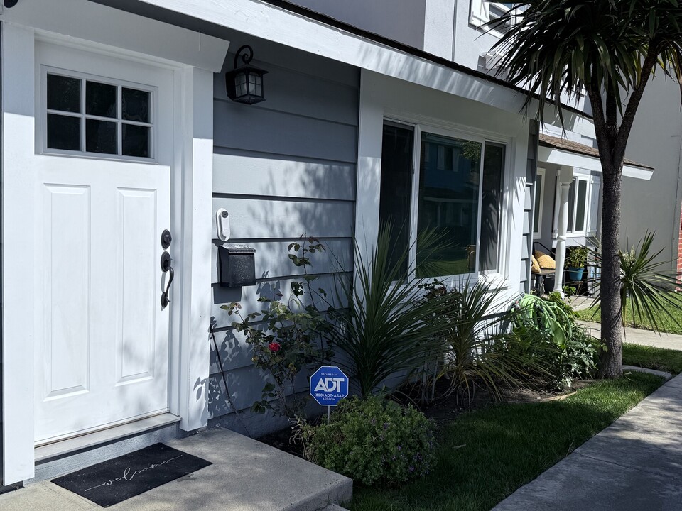 10152 Ascot Cir in Huntington Beach, CA - Building Photo