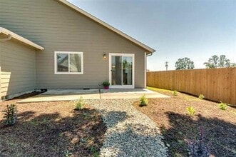 537 SE Oak Grove Ave in Sublimity, OR - Building Photo - Building Photo