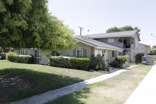 325 N Tustin Ave in Anaheim, CA - Foto de edificio - Building Photo