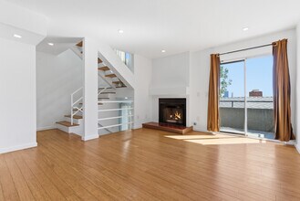 1083 1/2 W Kensington Rd, Unit 1083 1/2 W. Kensington Rd in Los Angeles, CA - Foto de edificio - Building Photo