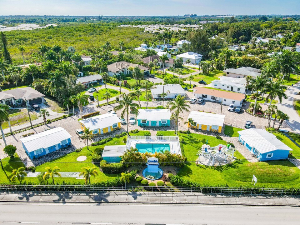 Fountain Cottages Inn in Ft. Myers, FL - Building Photo