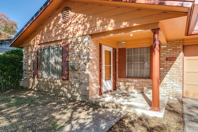 2913 Eisenhauer Rd in San Antonio, TX - Foto de edificio - Building Photo