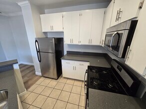 2107 N Beachwood Dr, Unit 208 in Los Angeles, CA - Building Photo - Building Photo