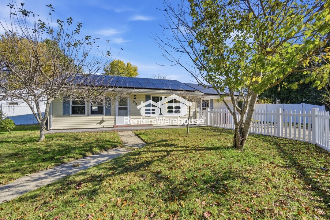 1001 Bowden Ave in Chesapeake, VA - Building Photo