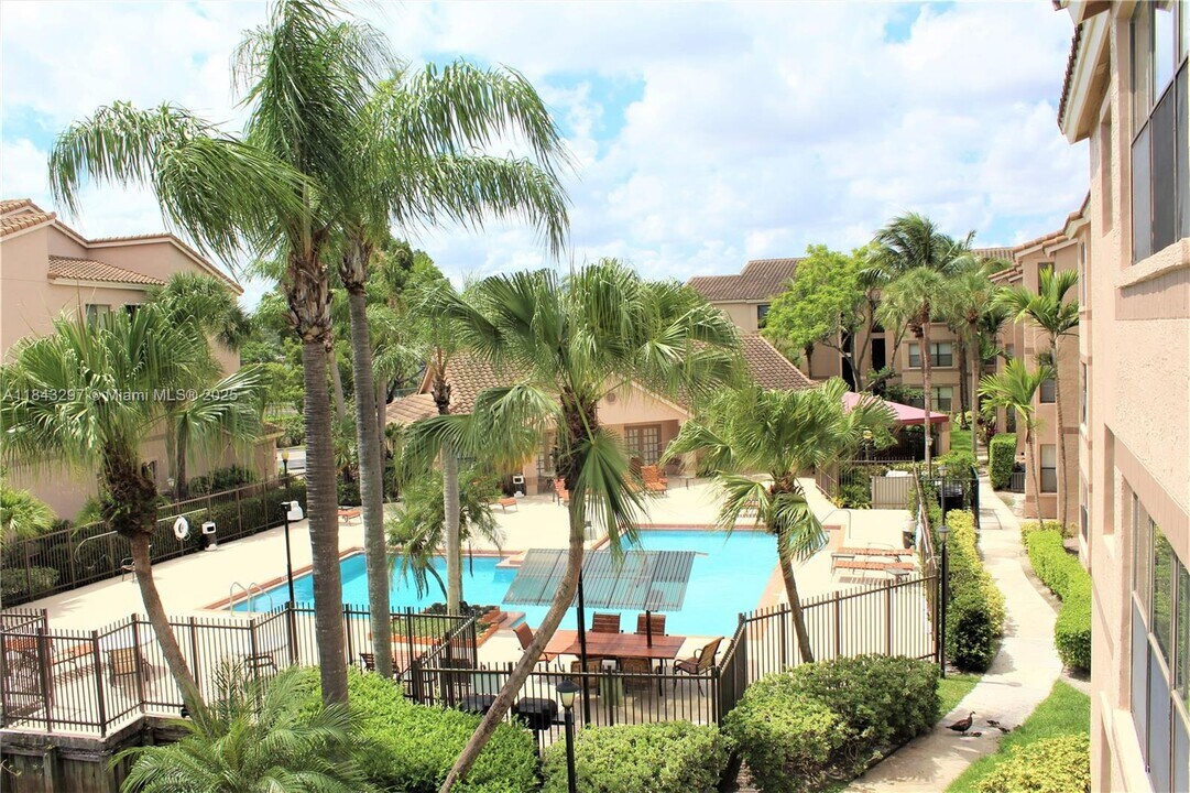 2926 S University Dr in Davie, FL - Building Photo