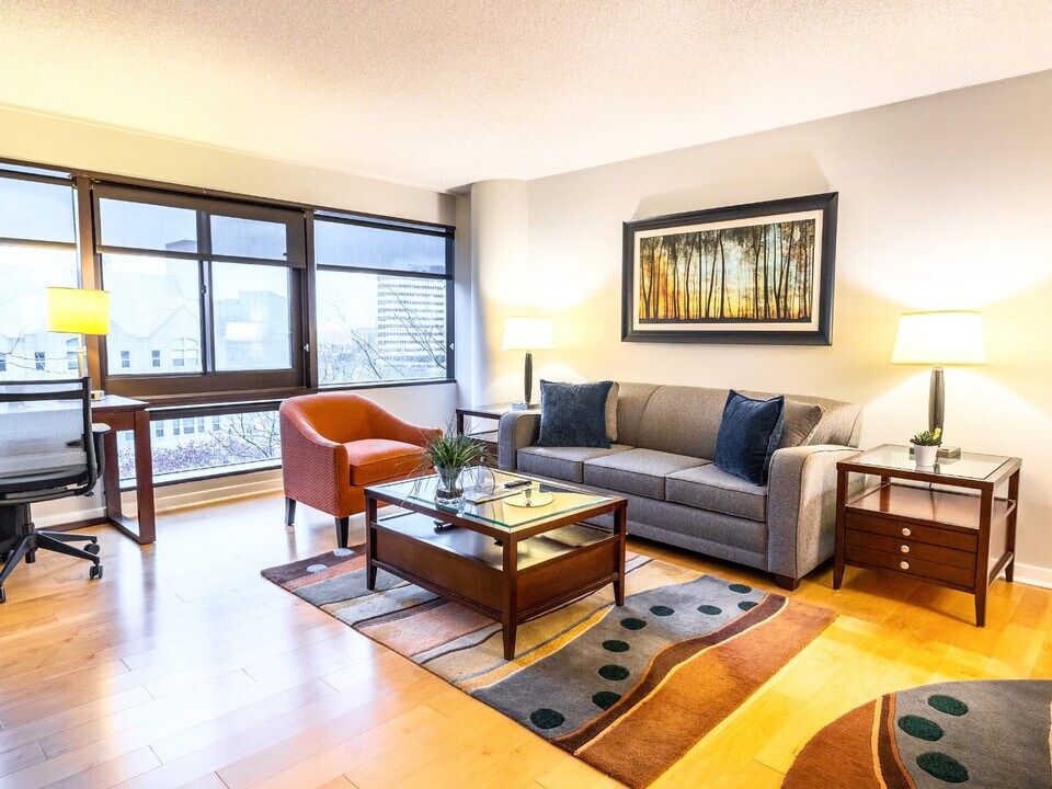 127 Greyrock Pl in Stamford, CT - Building Photo