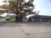 833 2nd Pl in Kalona, IA - Foto de edificio - Building Photo