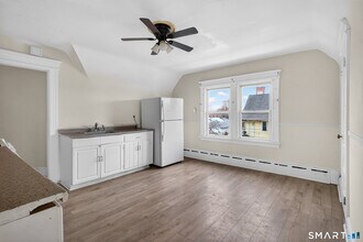 361 Ridgefield Ave in Bridgeport, CT - Foto de edificio - Building Photo