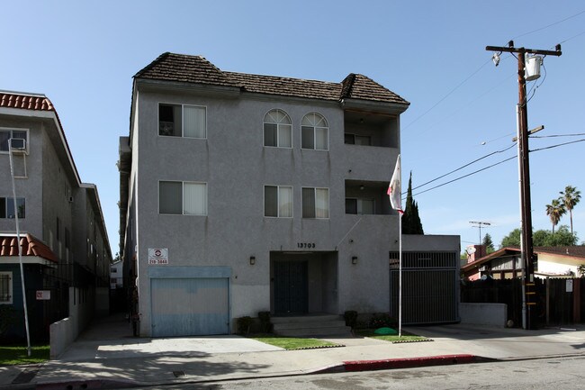 13703 Chadron Ave in Hawthorne, CA - Foto de edificio - Building Photo