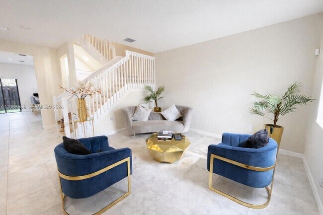 323 NE 208th Terrace in Miami, FL - Foto de edificio - Building Photo