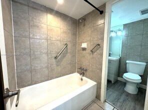 7450 Miami Lakes Dr in Hialeah, FL - Building Photo - Building Photo