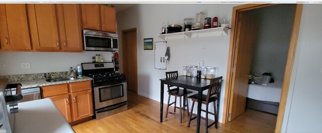2700 W Chicago Ave, Unit # 02R in Chicago, IL - Building Photo - Building Photo