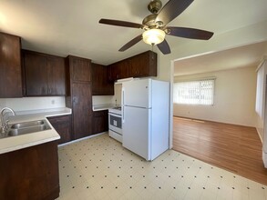 317 W Cypress Ave in Lompoc, CA - Foto de edificio - Building Photo
