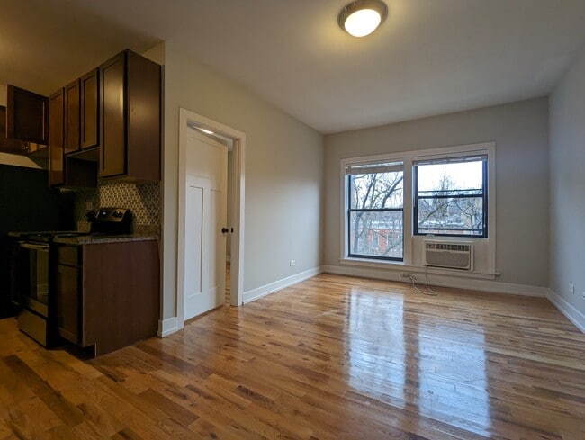 556 W Arlington Pl, Unit 303 in Chicago, IL - Foto de edificio - Building Photo