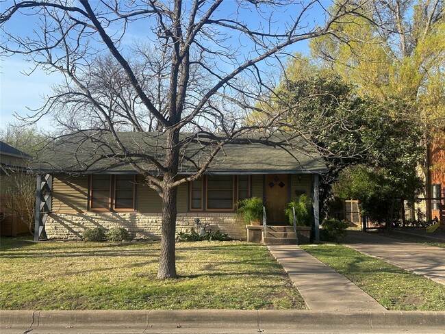 property at 1211 Pasadena Dr