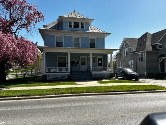 625 E Burlington St in Iowa City, IA - Foto de edificio