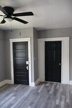 6812 Whitney Ave in Cleveland, OH - Foto de edificio - Building Photo