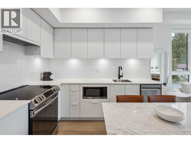 710 Dogwood St in Coquitlam, BC - Building Photo - Building Photo