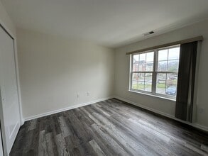 1022 Dogwood Ct in New Brunswick, NJ - Building Photo - Building Photo