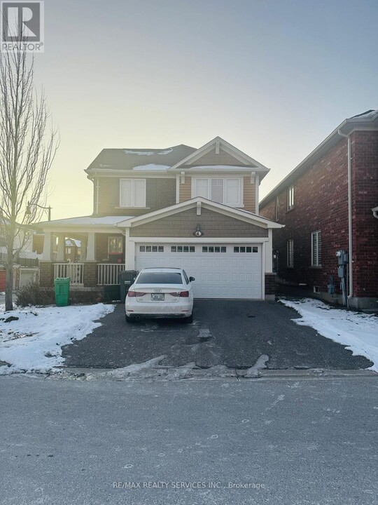 4 Meadowcrest Ln in Brampton, ON - Building Photo