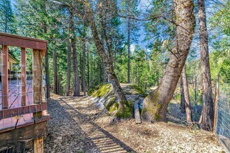 1312 Squaw Rock Trail in Kyburz, CA - Foto de edificio - Building Photo