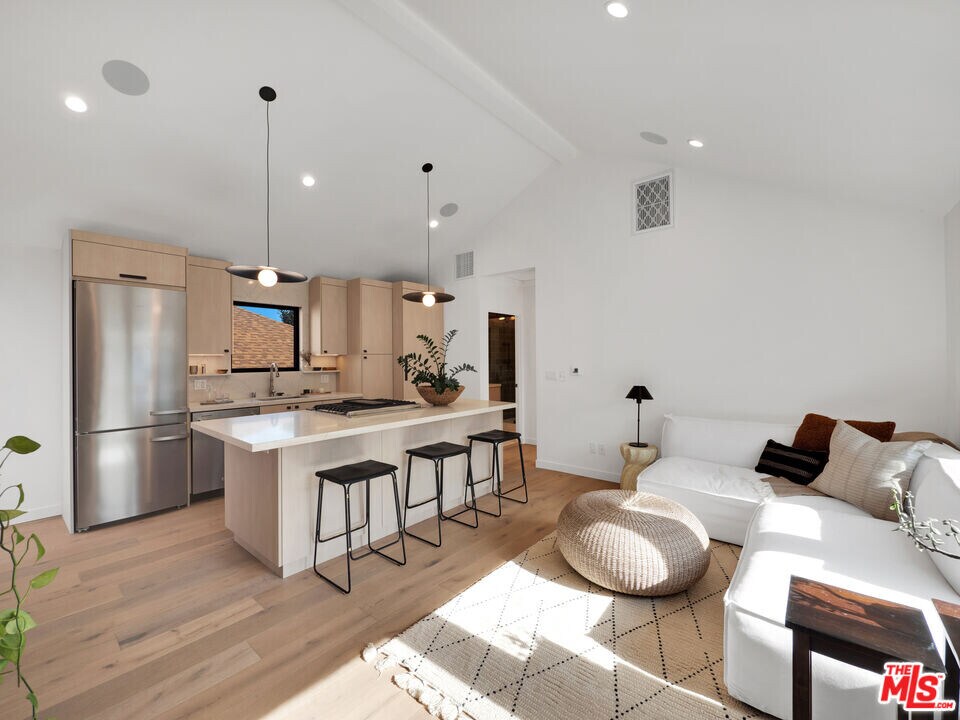 11337 Montana Ave in Los Angeles, CA - Building Photo