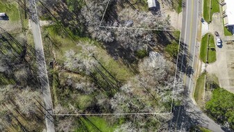 472 E Main St in Zavalla, TX - Building Photo