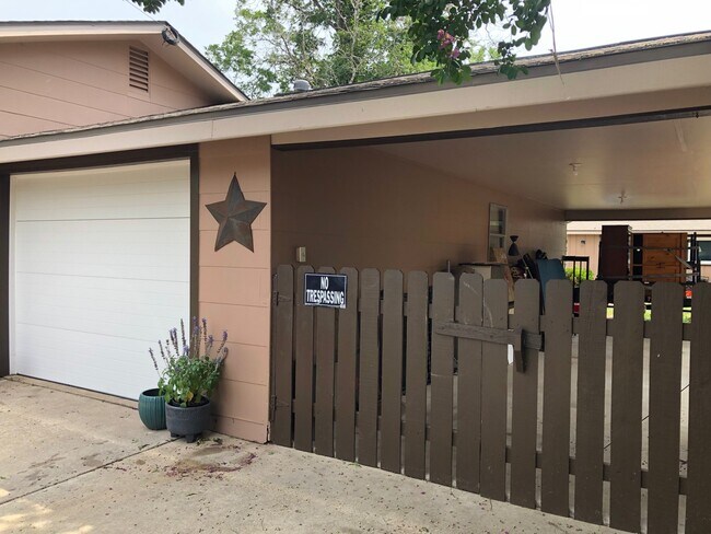1513 S 2nd St in Floresville, TX - Building Photo - Building Photo