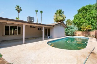 934 E Manhatton Dr in Tempe, AZ - Building Photo