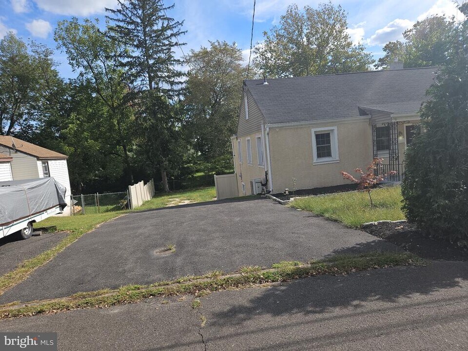 1715 Hazel Ave in Bristol, PA - Building Photo