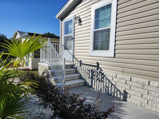 43 Lake Griffin Dr in Fruitland Park, FL - Building Photo - Building Photo