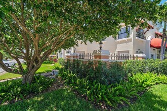 15 Uno Lago Dr in North Palm Beach, FL - Building Photo - Building Photo