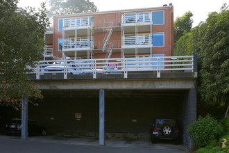 77 Bulkley Ave in Sausalito, CA - Foto de edificio - Building Photo