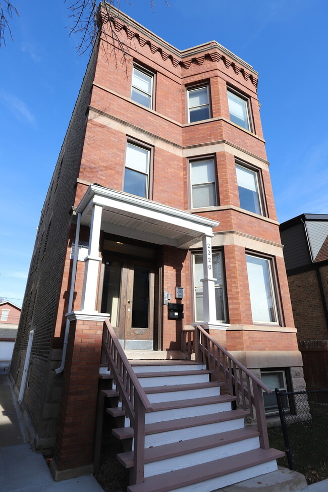 2320 W Armitage Ave in Chicago, IL - Building Photo - Building Photo