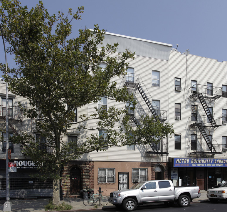 557 Metropolitan Ave in Brooklyn, NY - Building Photo