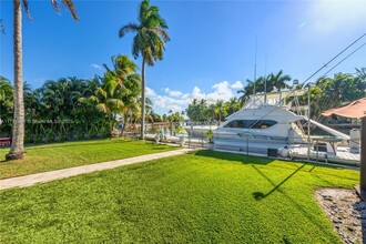1070 Belle Meade Island Dr in Miami, FL - Building Photo - Building Photo
