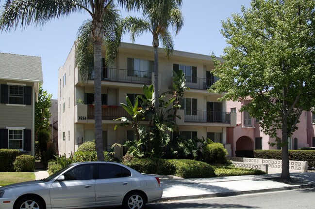 Versaille Apartments in Long Beach, CA - Foto de edificio - Building Photo