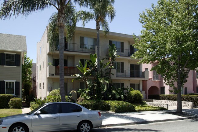 Versaille Apartments in Long Beach, CA - Building Photo - Building Photo