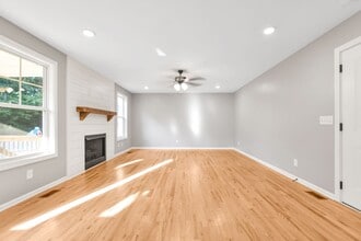 1824 Rains Rd in Clarksville, TN - Building Photo - Building Photo