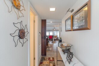 6339 Del Monte Dr in Houston, TX - Foto de edificio - Building Photo