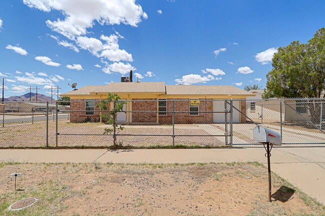 10401 Centaur Dr in El Paso, TX - Foto de edificio - Building Photo