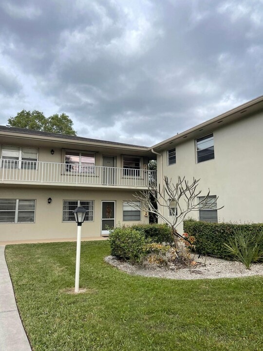 24 Lake Vista Trail-Unit -207 in Port St. Lucie, FL - Building Photo