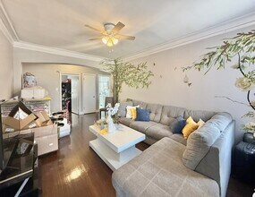 2057 W Touhy Ave in Chicago, IL - Building Photo - Building Photo