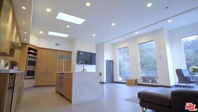 2929 Passmore Dr in Los Angeles, CA - Building Photo - Building Photo