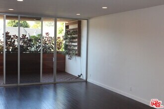 11044 Ophir Dr in Los Angeles, CA - Building Photo - Building Photo