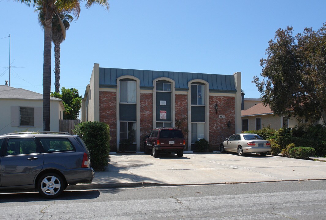 2121 Thomas Ave in San Diego, CA - Building Photo