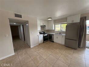 419 E Sycamore St-Unit -D in Anaheim, CA - Building Photo - Building Photo