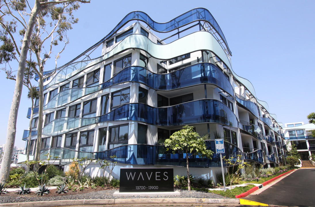 Waves MDR Apartments in Marina Del Rey, CA - Foto de edificio