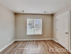 204 Wexford Dr in Clayton, NC - Foto de edificio - Building Photo