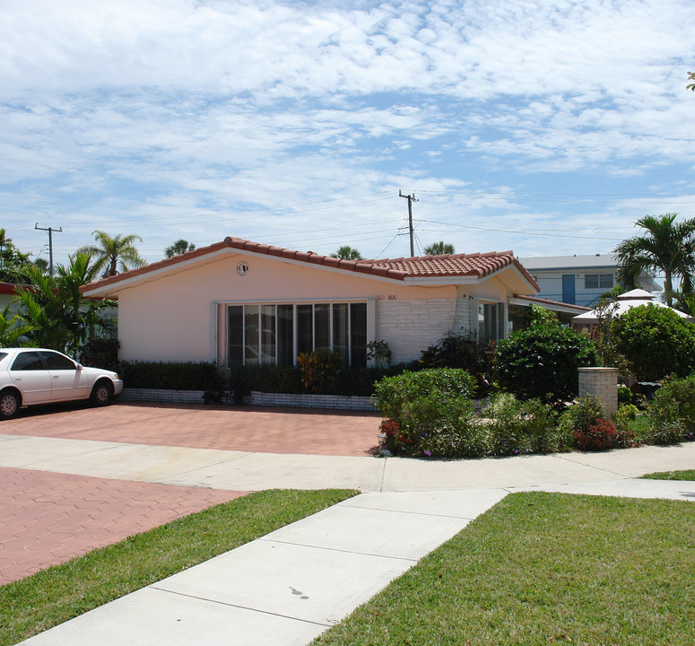 800 NE 10th St in Hallandale Beach, FL - Building Photo